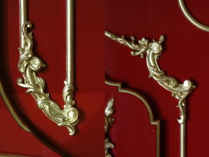 A pair of 18th century style decorative corners for wall moulding