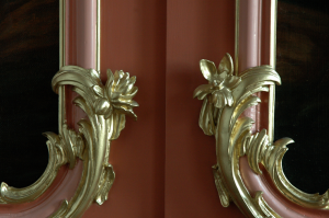 Two facing corners in polyurethane and gold paint of the floral picture frames.
